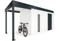 Levý přístřešek na kolo zahradního domku 4 x 2 m, se světlíkem, jednokřídlými dveřmi, zateplenou střechou, bílou omítkou a antracitovými doplňky.