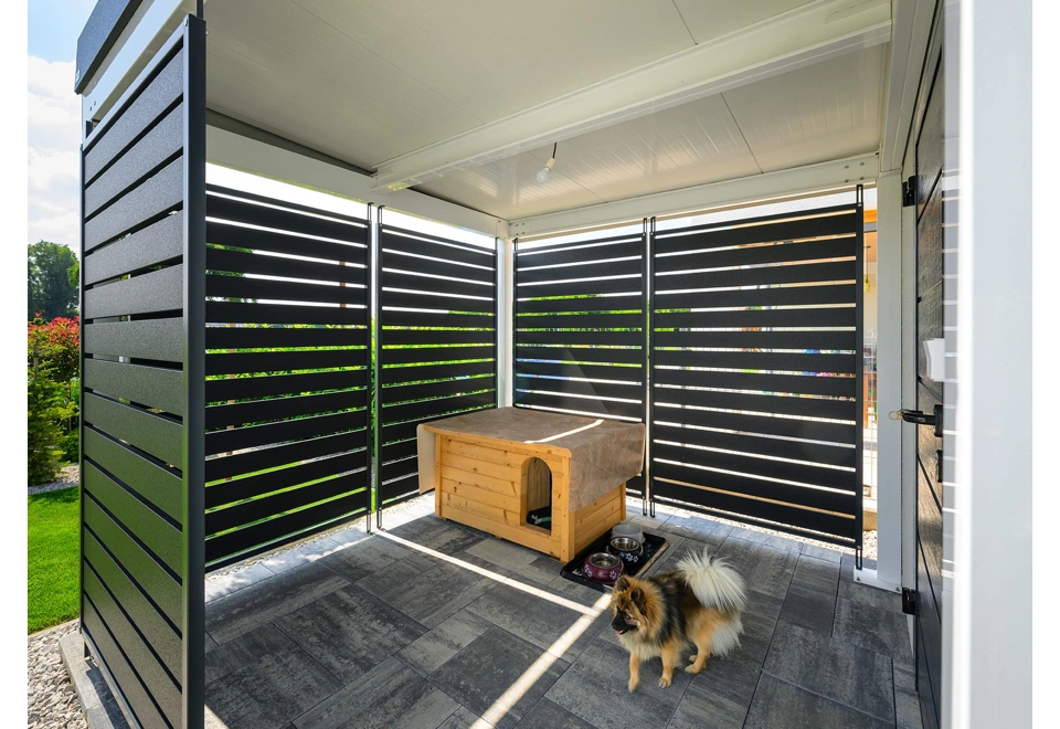 Vnitřní část levého přístřešku s antracitovou zástěnou zahradního domku 5 x 3 m se zateplenou střechou