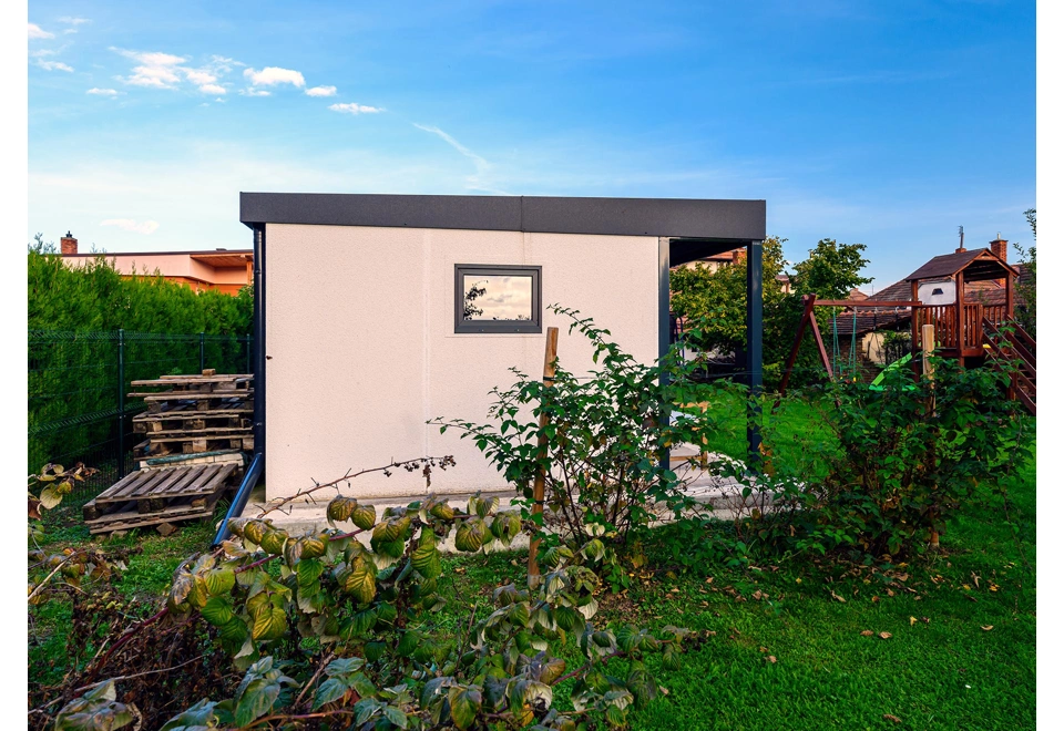 Montovaný zahradní domek 5,8 x 3 m s oknem, bílá omítka, okapový systém, přední přístřešek