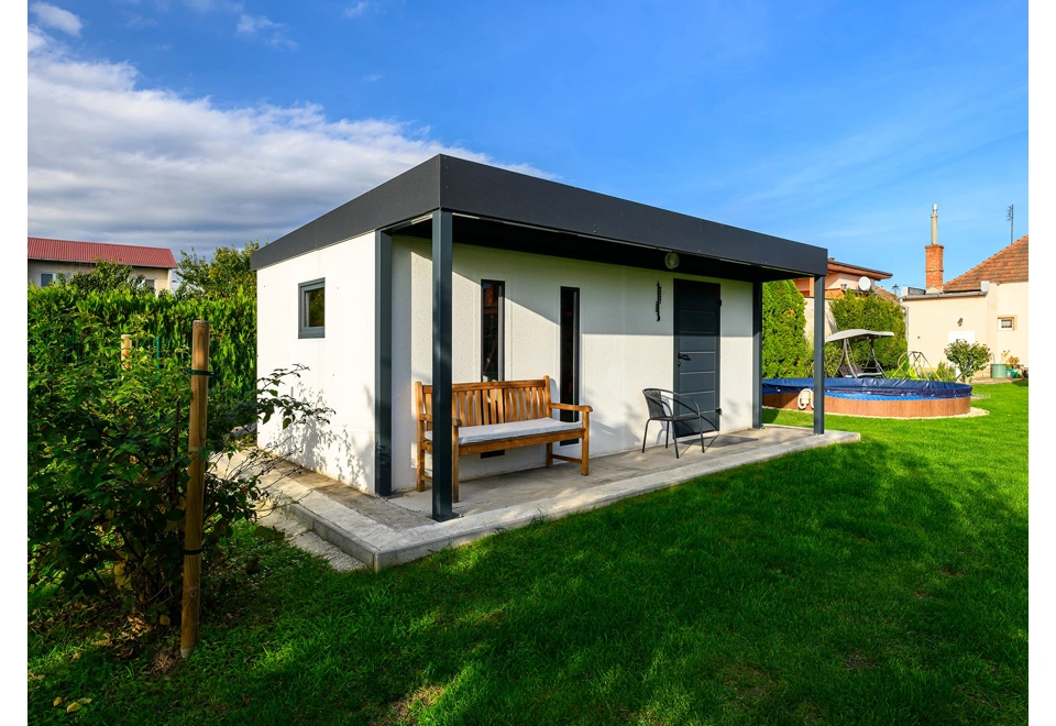 Montovaný zahradní domek 5,8 x 3 m s předním přístřeškem, oknem, dvěma světlíky a jednokřídlými dveřmi