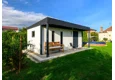 Montovaný zahradní domek 5,8 x 3 m s předním přístřeškem, oknem, dvěma světlíky a jednokřídlými dveřmi