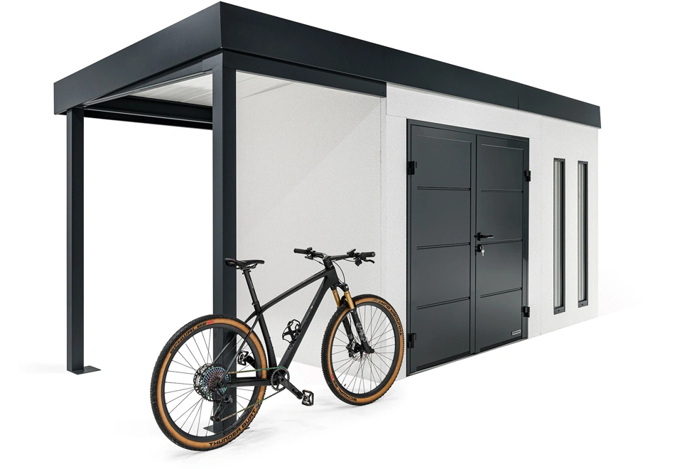 Levý přístřešek zahradního domku 4 x 2 m s kolem, dvoukřídlými dveřmi a dvěma světlíky, bílou omítkou a antracitovými doplňky.