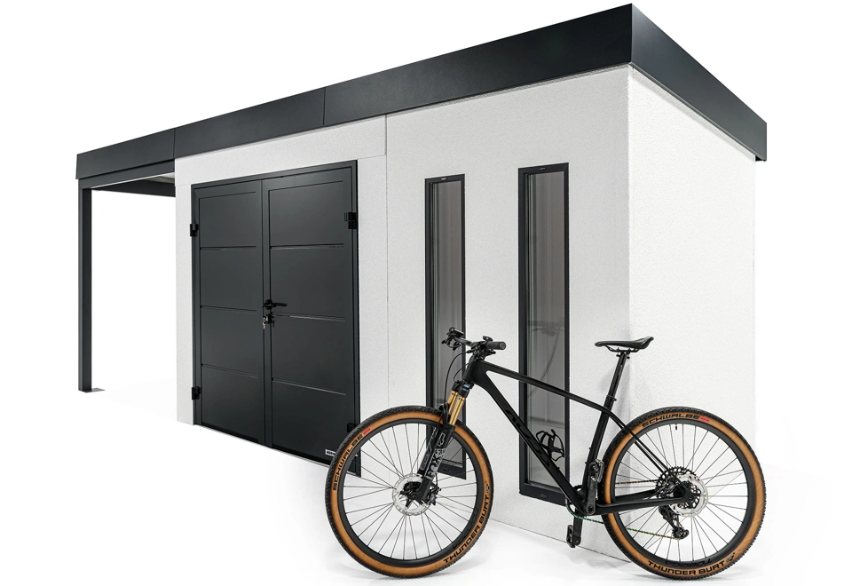 Detail zahradního domku 4 x 2 m s kolem, dvěma světlíky, dvoukřídlými dveřmi a levým přístřeškem, bílou omítkou a antracitovými doplňky.