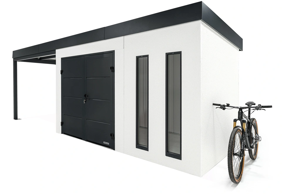 Detail rohu zahradního domku 4 x 2 m s dvěma světlíky, dvoukřídlými dveřmi a levým přístřeškem, bílou omítkou a antracitovými doplňky.