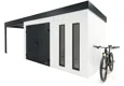 Detail rohu zahradního domku 4 x 2 m s dvěma světlíky, dvoukřídlými dveřmi a levým přístřeškem, bílou omítkou a antracitovými doplňky.
