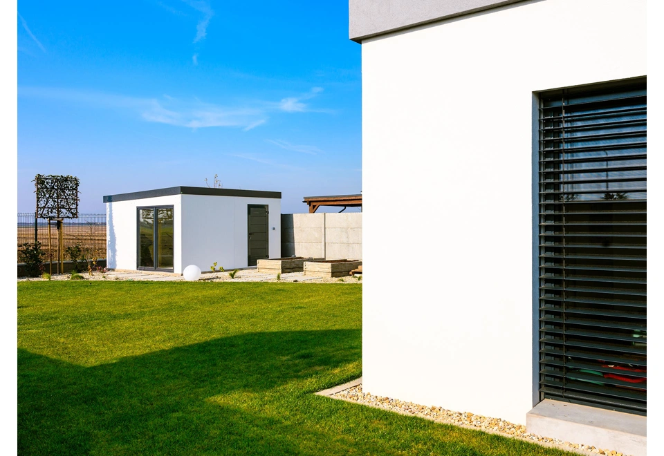 Montovaný zahradní domek 4 x 4 m s dvojitými prosklenými a jednokřídlými dveřmi, bílá omítka, doplňky v antracitu