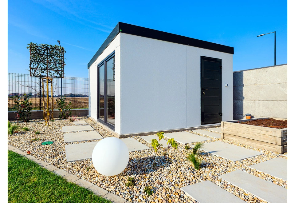 Montovaný zahradní domek 4 x 4 m s jednokřídlými a dvojitými prosklenými dveřmi, bílá omítka, doplňky v antracitu