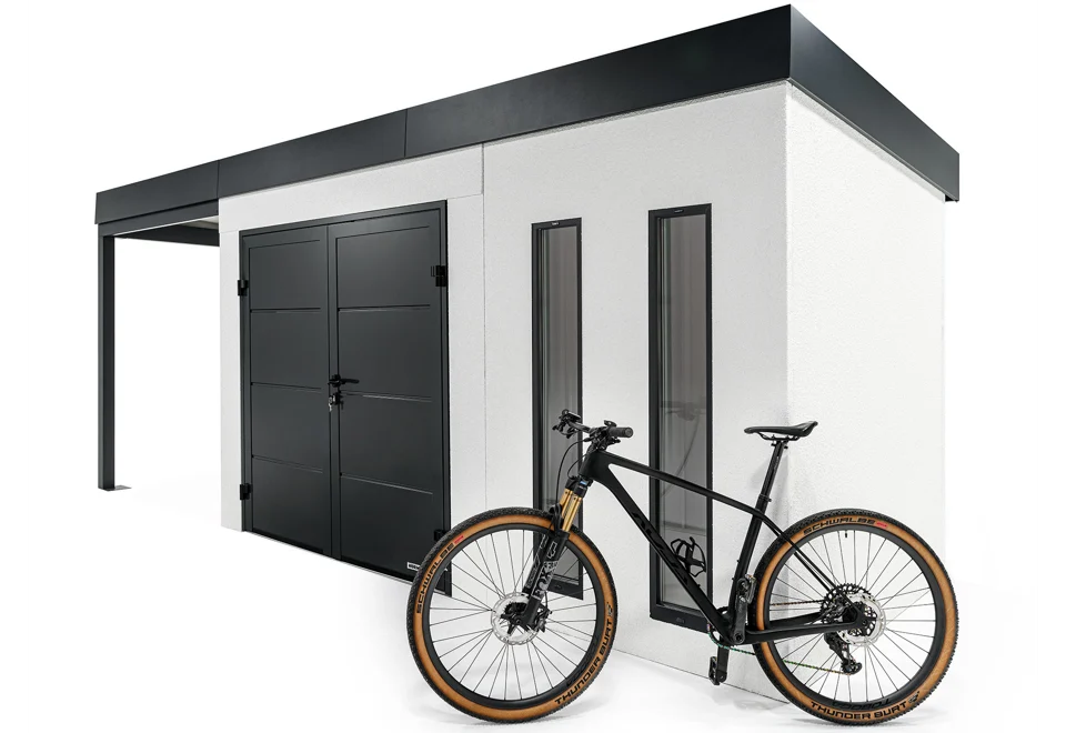 Detail zahradního domku 4 x 2 m s kolem, dvěma světlíky, dvoukřídlými dveřmi a levým přístřeškem, bílou omítkou a antracitovými doplňky.