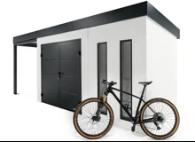 Detail zahradního domku 4 x 2 m s kolem, dvěma světlíky, dvoukřídlými dveřmi a levým přístřeškem, bílou omítkou a antracitovými doplňky.