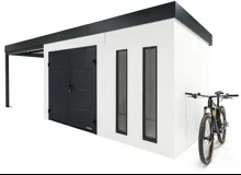 Detail rohu zahradního domku 4 x 2 m s dvěma světlíky, dvoukřídlými dveřmi a levým přístřeškem, bílou omítkou a antracitovými doplňky.