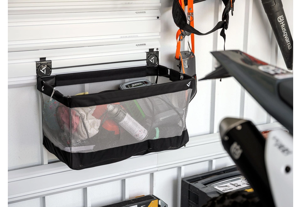 Detail závěsného systému na bílé stěně zahradního domku 4 x 3,5 m