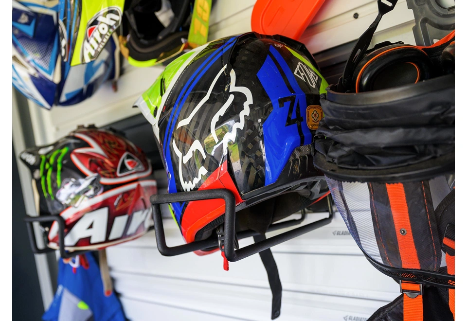 Detail závěsného systému na helmy na bílé stěně zahradního domku 4 x 3,5 m