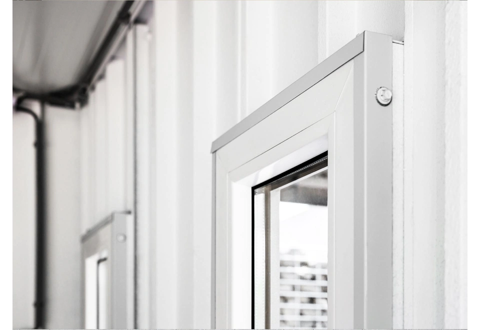 Detail světlíku na bílé stěně zahradního domku 4 x 3,5 m se zateplenou střechou