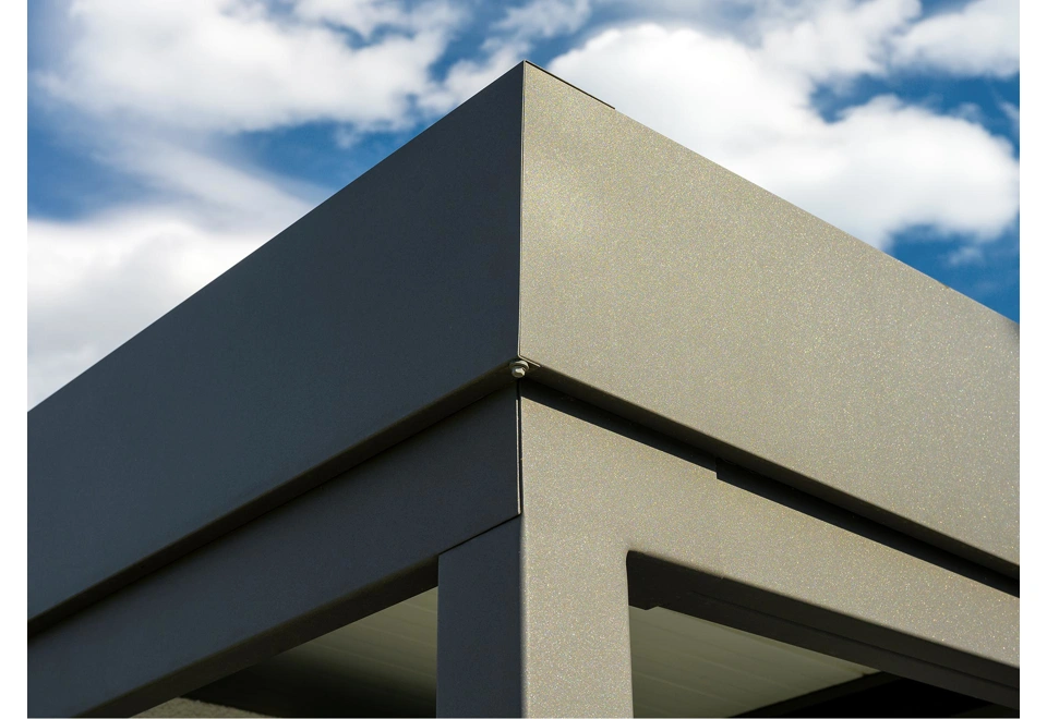 Detail rohu atiky přístřešku v antracitu zahradního domku 4 x 3,5 m