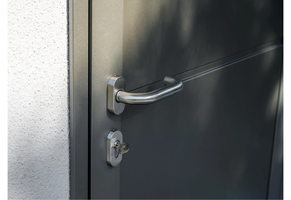 Detail jednokřídlých zateplených dveří zahradního domku 4 x 3,5 m s bílou omítkou