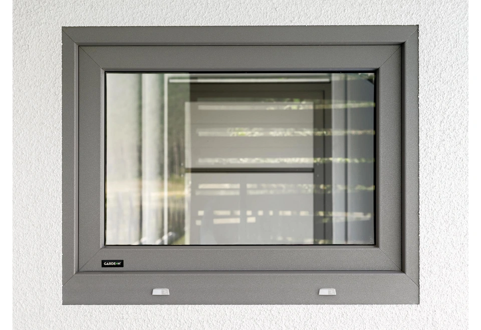 Detail okna v antracitu zahradního domku 4 x 3,5 m s bílou omítkou