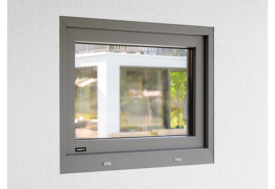 Detail okna v antracitu zahradního domku 4 x 3,5 m s bílou designovou omítkou