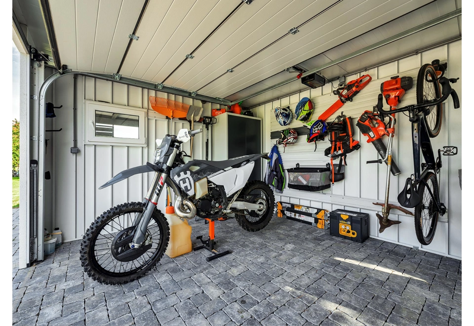 Interiér zahradního domku 4 x 3,5 m s otevřenou garážovou bránou a vnitřními závěsnými systémy