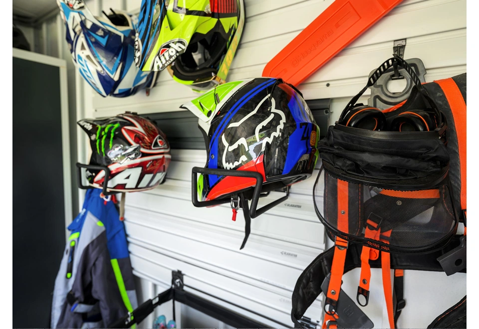 Nástěnné kolejnice pro závěsný systém na helmy v zahradním domku 4 x 3,5 m