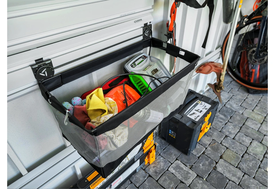 Koš na nástěnné kolejnici pro závěsný systém v zahradním domku 4 x 3,5 m