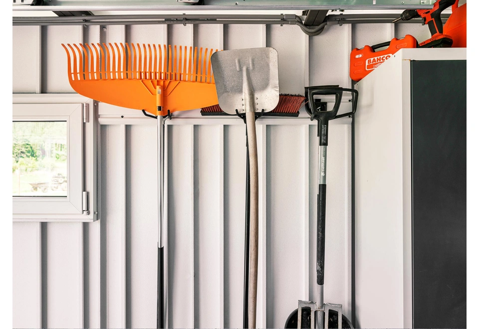 Závěsný systém na zahradní náčiní v montovaném domku 4 x 3,5 m