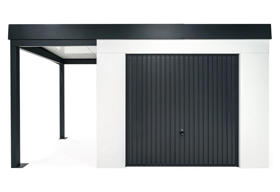 Zahradní domek 3 x 2 m s výklopnými garážovými vraty a levým přístřeškem, bílá omítka a antracitové doplňky.