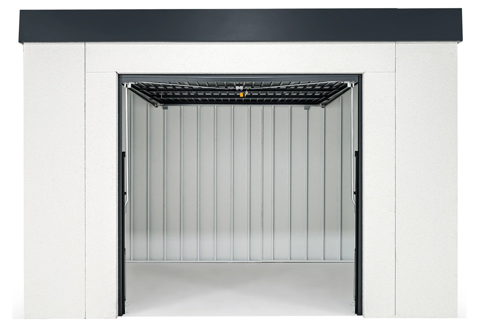 Zahradní domek 3,5 x 2 m s otevřenými výklopnými garážovými vraty ke stropu, bílá omítka i vnitřní stěny, antracitové doplňky.