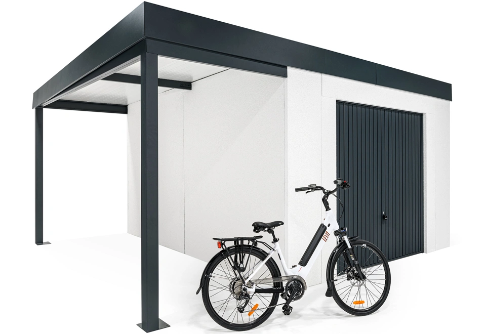 Levý přístřešek zahradního domku 3,5 x 4 m s kolem, s výklopnými garážovými vraty, bílou omítkou a antracitovými doplňky.