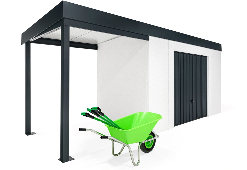 Levý přístřešek zahradního domku 4 x 2 m s výklopnými garážovými vraty, bílá designová omítka a antracitové doplňky.