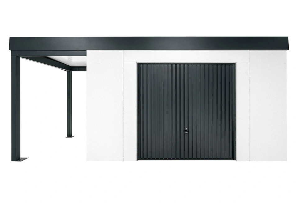 Zahradní domek 4 x 2 m s výklopnými garážovými vraty a levým přístřeškem, bílá omítka a antracitové doplňky.