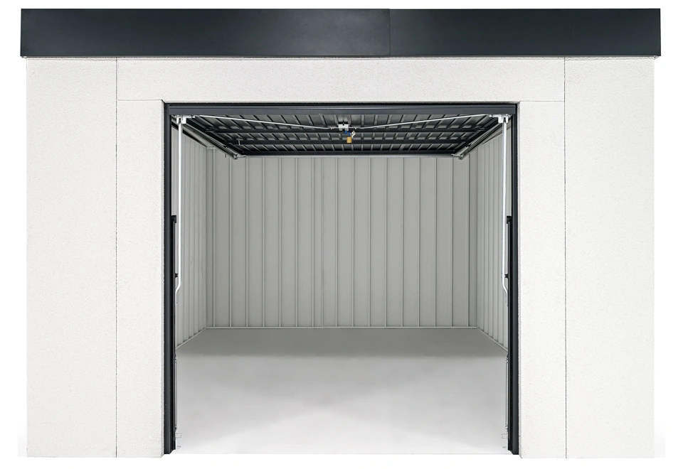 Zahradní domek 3,5 x 4 m s otevřenými výklopnými garážovými vraty ke stropu, bílou omítkou i vnitřními stěnami, antracitové doplňky.
