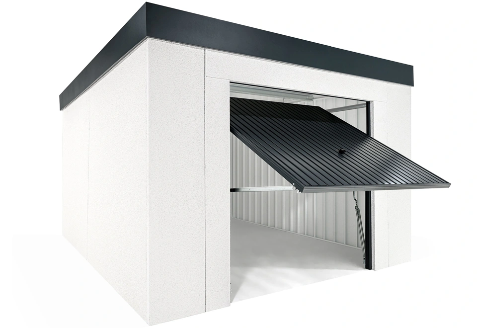 Detail rohu zahradního domku 3,5 x 4 m s polootevřenými výklopnými garážovými vraty, bílou omítkou i vnitřními stěnami, antracitové doplňky.