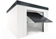 Detail rohu zahradního domku 3,5 x 4 m s polootevřenými výklopnými garážovými vraty, bílou omítkou i vnitřními stěnami, antracitové doplňky.