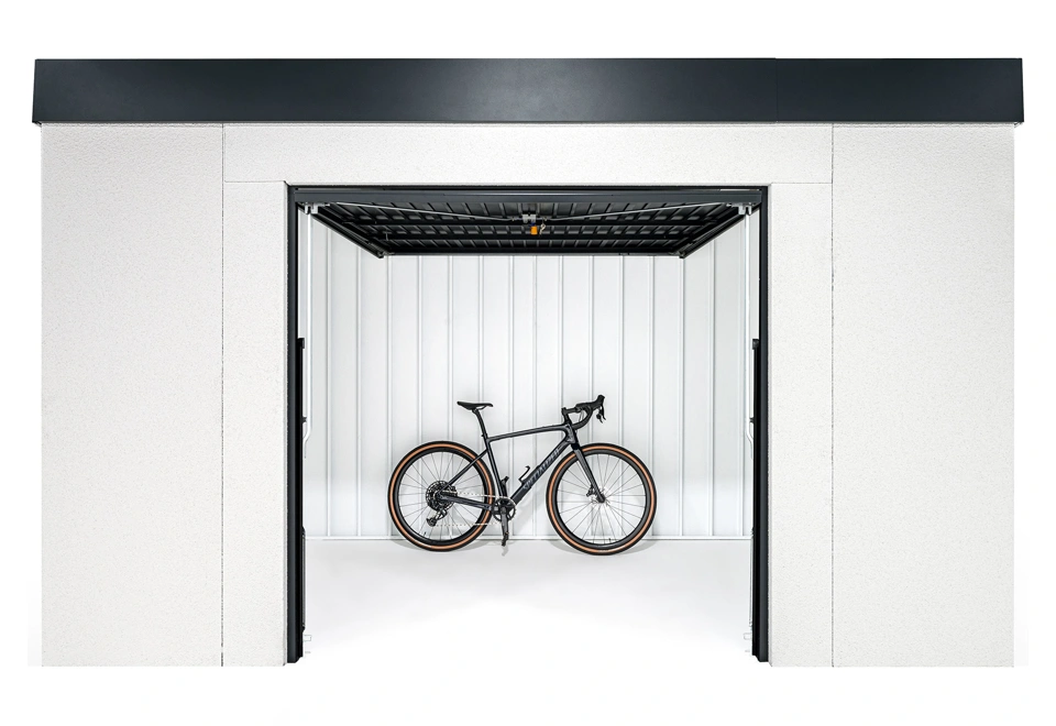 Zahradní domek 4 x 2 m s otevřenými výklopnými garážovými vraty ke stropu, bílá omítka i vnitřní stěny, v prostoru kolo, antracitové doplňky.