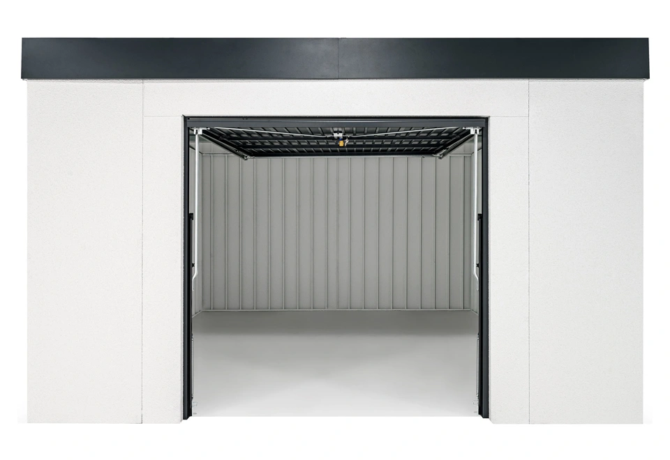 Zahradní domek 4 x 4 m s otevřenými výklopnými garážovými vraty ke stropu, bílou omítkou i vnitřními stěnami, antracitové doplňky.