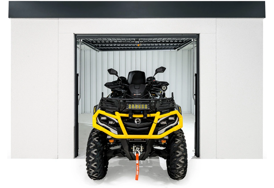 Zahradní domek 4 x 4 m s otevřenými výklopnými garážovými vraty ke stropu a čtyřkolkou, bílou omítkou i vnitřními stěnami, antracitové doplňky.