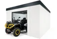 Detail rohu montovaného zahradního domku 4 x 4 m s otevřenými výklopnými garážovými vraty ke stropu, čtyřkolkou, bílou omítkou i vnitřními stěnami, antracitové doplňky.