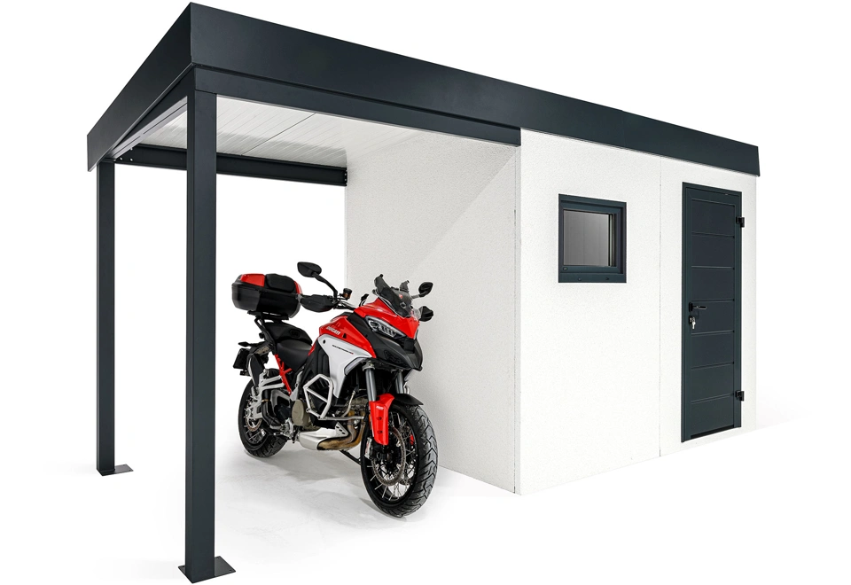 Levý přístřešek na motorku zahradního domku 3 x 2 m, s oknem, jednokřídlými dveřmi, zateplenou střechou, bílou omítkou a antracitovými doplňky.