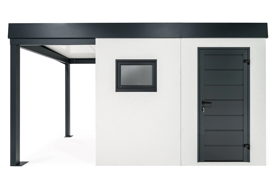 Zahradní domek 3 x 2 m s levým přístřeškem, oknem, jednokřídlými dveřmi, zateplenou střechou, bílou omítkou a antracitovými doplňky.