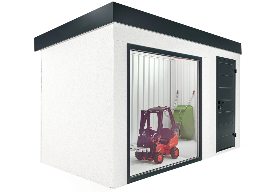 Detail rohu zahradního domku 4 x 2 m s panoramatickým oknem a jednokřídlými dveřmi, zateplená střecha, bílá omítka a doplňky v antracitu.