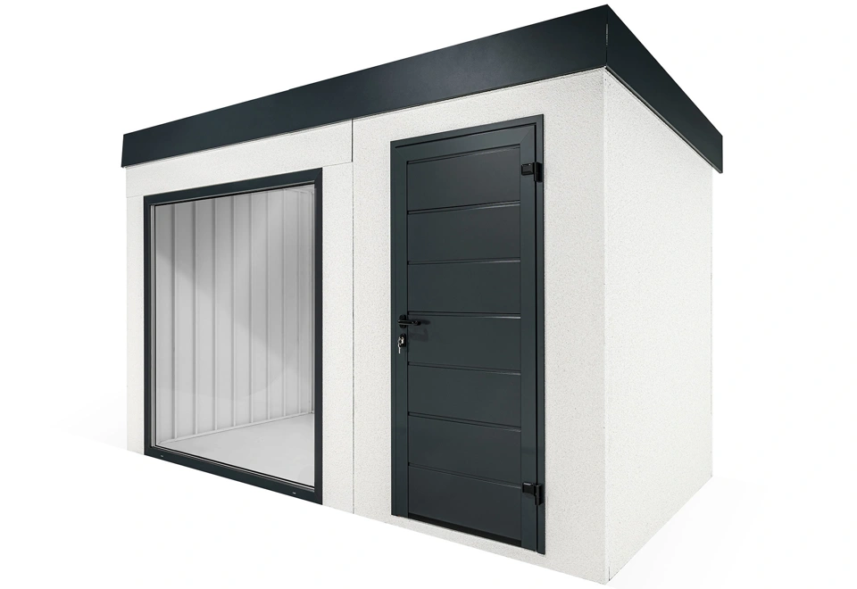 Detail rohu zahradního domku 4 x 2 m s jednokřídlými dveřmi a panoramatickým oknem, zateplená střecha, bílá omítka a doplňky v antracitu.