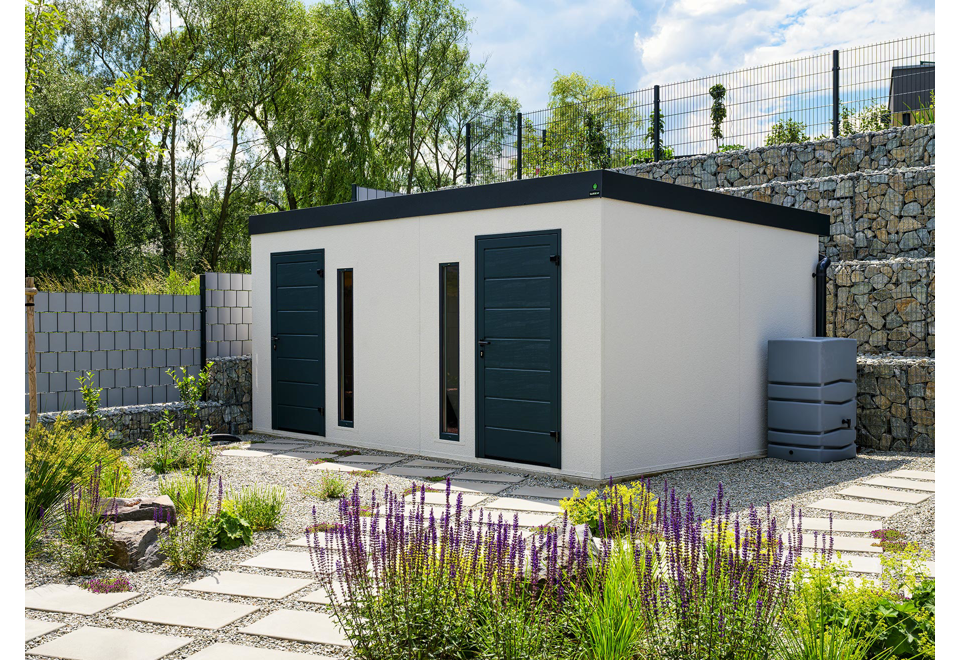Detail rohu montovaného zahradního domku 5 x3 m se dvěma dveřmi a dvěma světlíky, bílou omítkou a antracitovými doplňky včetně okapového systému