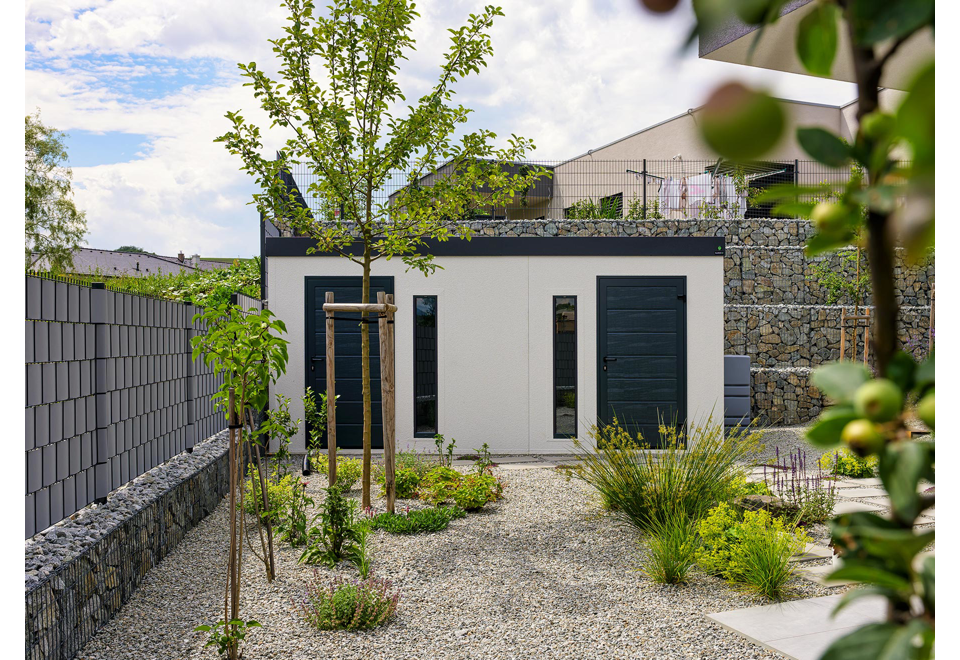 Montovaný zahradní domek 5 x3 m se dvěma dveřmi a dvěma světlíky, bílou omítkou a antracitovými doplňky