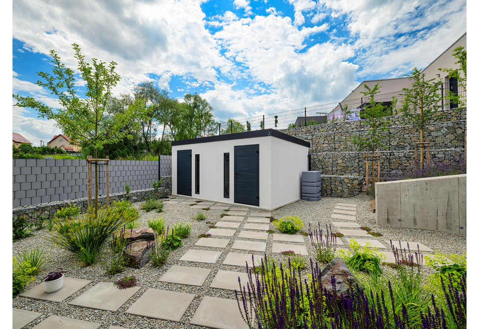 Roh montovaného zahradního domku 5 x3 m se dvěma dveřmi a dvěma světlíky, bílou omítkou a antracitovými doplňky včetně okapového systému