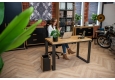 kancelářský stůl s pracovní deskou z masivu v industriálním stylu