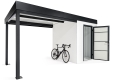 Levý přístřešek na kolo zahradního domku 2 x 2 m, s otevřenými jednokřídlými dveřmi, zateplenou střechou, bílou omítkou a antracitovými doplňky.