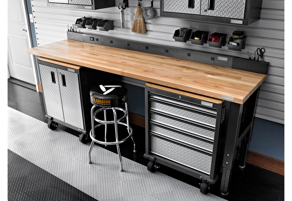 Dílenský stůl s deskou z masivního dřeva 244 cm a výškově nastavitelné ocelové nohy.