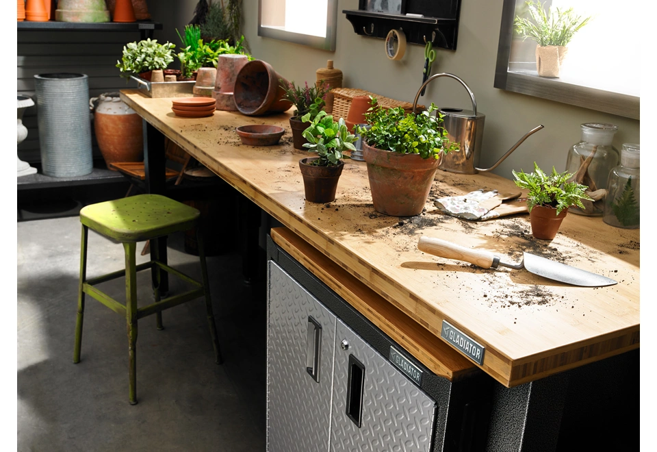 Dřevěná masivní pracovní deska dílenského stolu s vysokou nosností, výškově nastavitelné ocelové nohy.