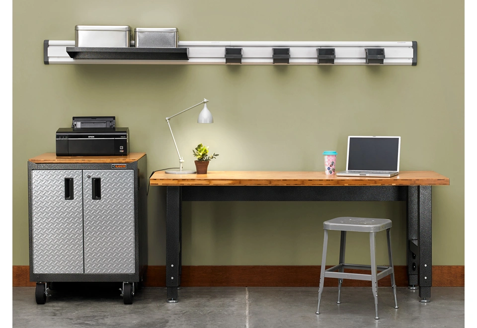 Police umístěná na nástěnné kolejnici s dalšími čtyřmi boxy na drobné předměty.