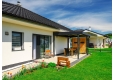 Pergola 4 x 3 m se zateplenou střechou, dřevěnou výplní stěny a okapovým systémem.